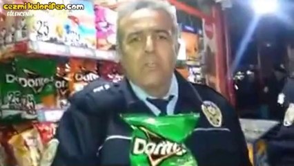 Enerjisini Lays ve Doritos Cipslerinden Alan Polis