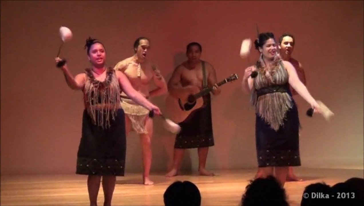 Danses maoris avec des poïs au musée d'Auckland