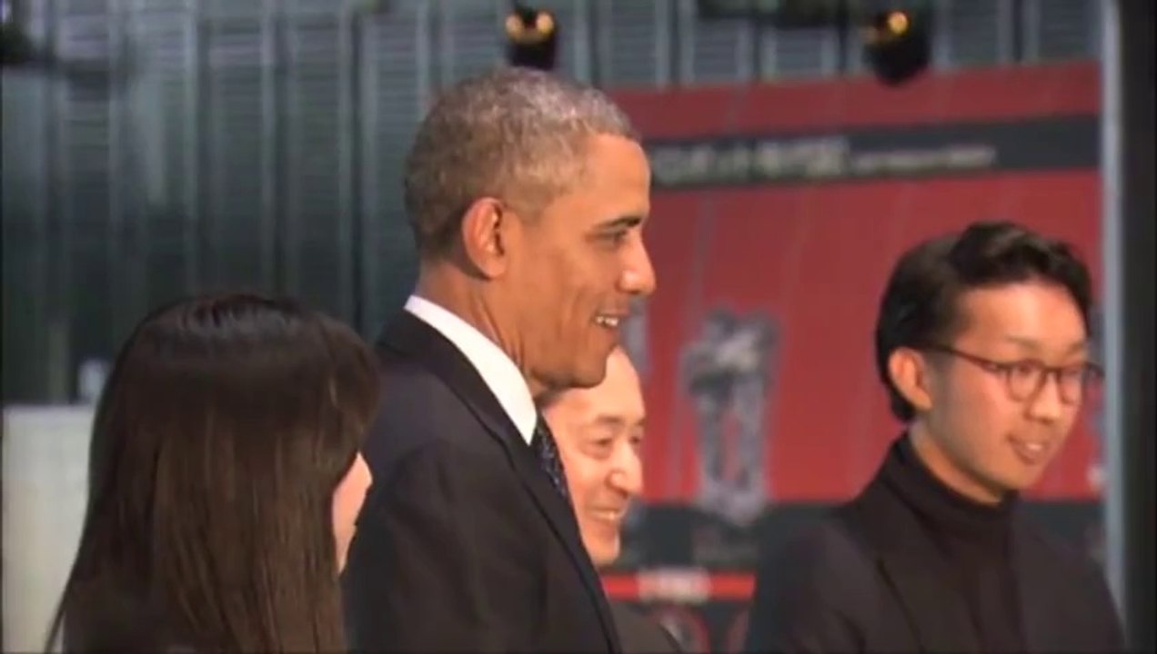 Obama joue au FOOT contre un robot Japonais!