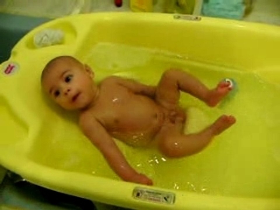 Le bain d'Alex à 3 mois