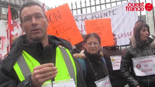 Carte scolaire de la Manche : les parents de Virey manifestent devant l'inspection à Saint-Lô