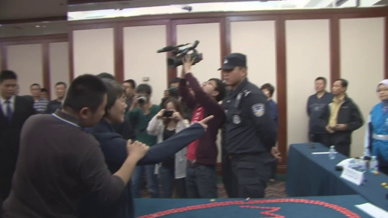 Avion de Malaysia Airlines disparu : la colère des proches ne faiblit pas