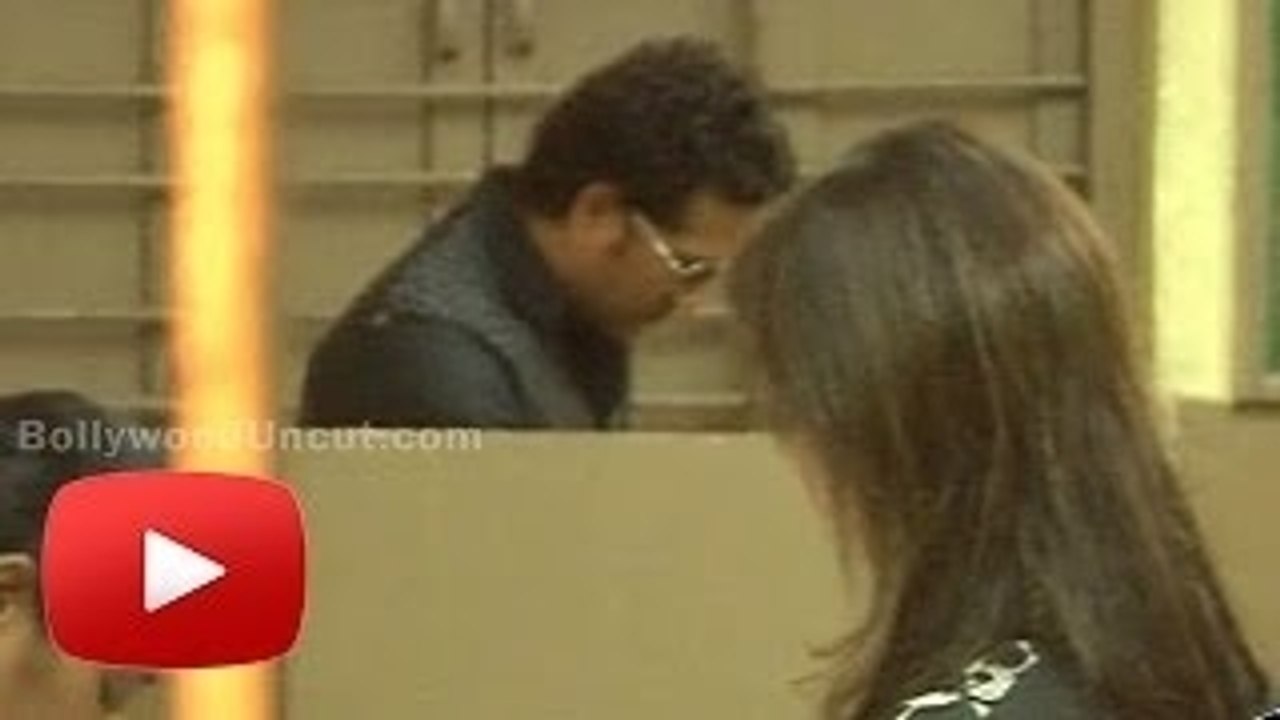 Sachin Tendulkar Casts His VOTE | Lok Sabha Elections 2014