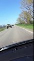 Colonne de 70 chars et 25 transports de troupes se dirigeant vers la frontière Ukrainienne