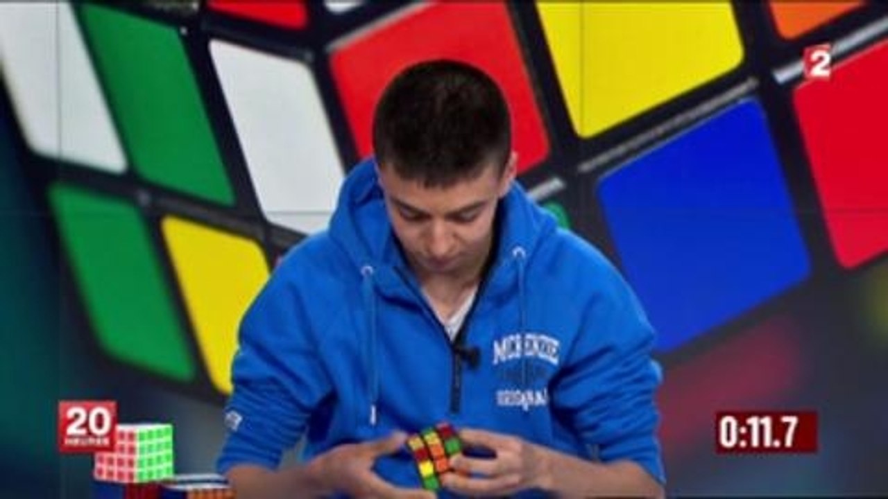 Il fait un Rubik's Cube en moins de 15 secondes...
