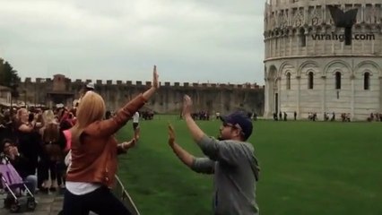 Pisa Kulesi’nde O Klasik Pozu Çektirenler Bunu Çoktan Haketmişti