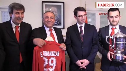 İngiltere Pekünspor Londra Kupası'nı Kazandı