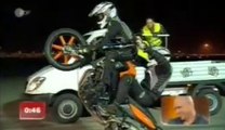 Amazing biker stunt : change a wheel driving!
