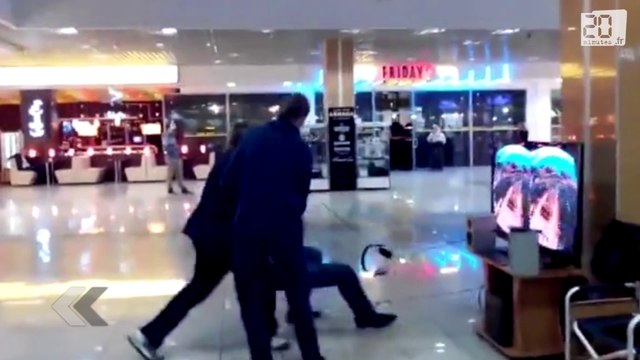 Il devient fou à cause de lunettes 3D