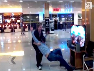 Il devient fou à cause de lunettes 3D