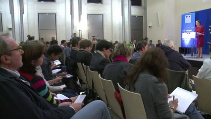 Affaire des "décolletés": Royal se dit victime de "dénigrement"