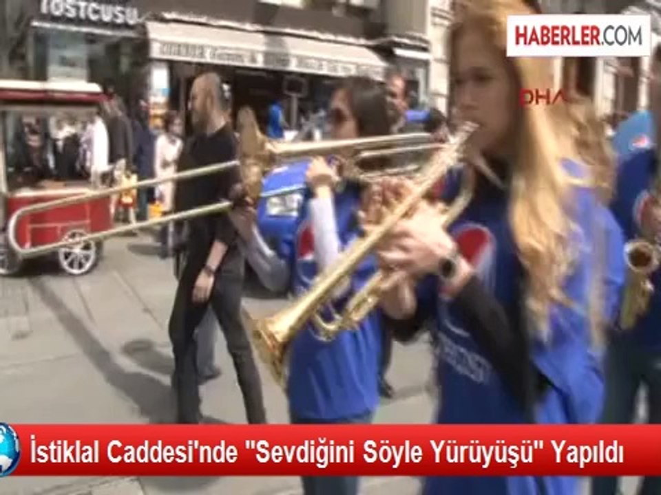İstiklal Caddesi'nde "Sevdiğini Söyle Yürüyüşü" Yapıldı