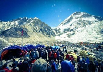 Buddhist Ceremony at Everest Basecamp Remembers 16 Sherpas Killed by Avalanche