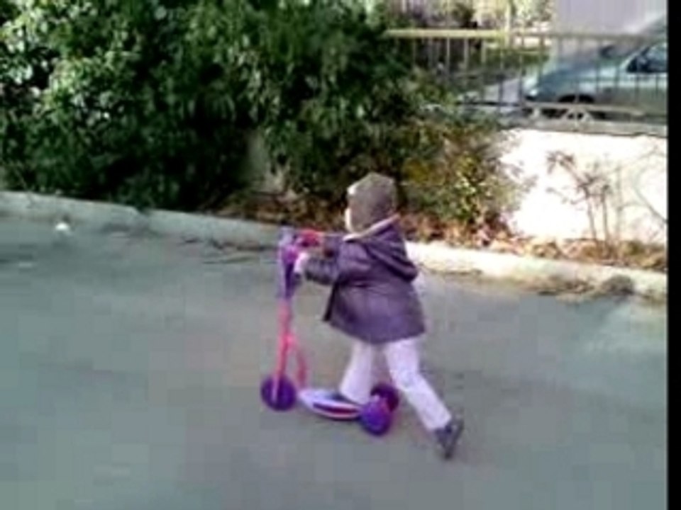 luna fait de la trotinette
