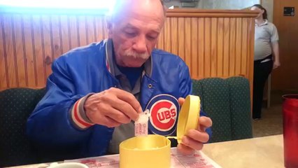 L’émouvante réaction d'un homme qui apprend qu'il va devenir grand-père