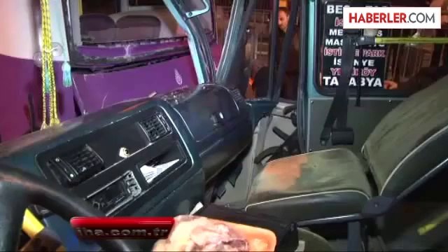 Sarıyer'de Halk Otobüsü ile Yolcu Minibüsü Çarpıştı