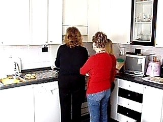 Tre femmine in cucina