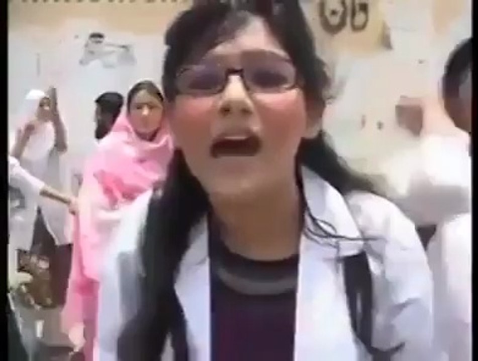 Pakistan`s Female Student Reaction after she got FAILED
