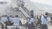 Amateur video shows Bali police boarding Virgin Australia plane during hijack scare