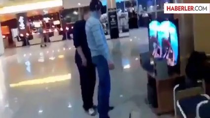 3D Gözlüğe Kendini Fazla Kaptıran Adam Gülme Krizine Soktu