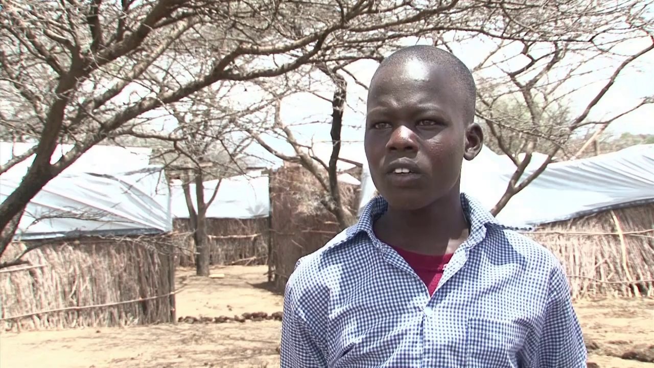 Schüler in Kenia paddeln an Krokodilen vorbei zur Schule