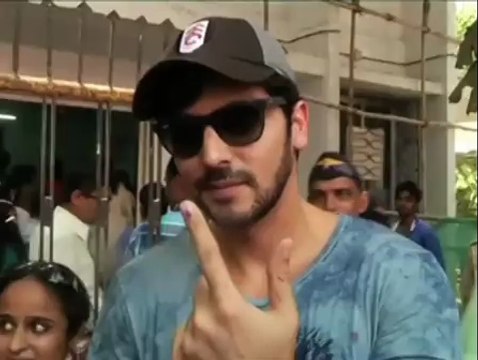 Rishi Kapoor, Kirron Kher vote in Mumbai - IANS India Videos