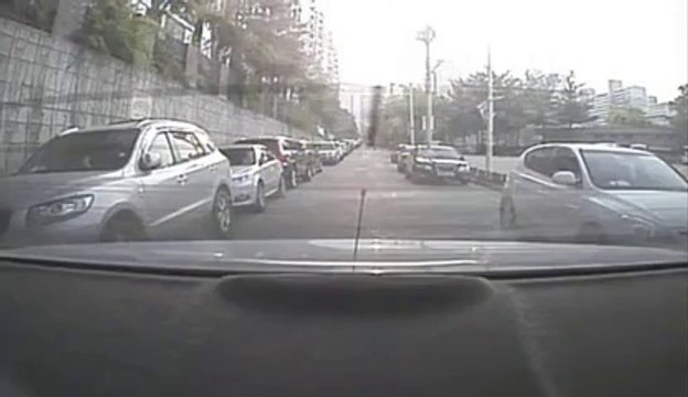 Un Cycliste s'éclate sur une voiture : Plus de freins. FAIL...