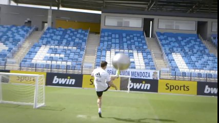 show di Bale, Modric e Benzema con una palla da rugby