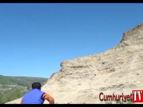 Muhabir anons çekerken uçurumdan yuvarlandı