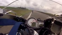 Course de motos sur autoroute à plus de 300km/h