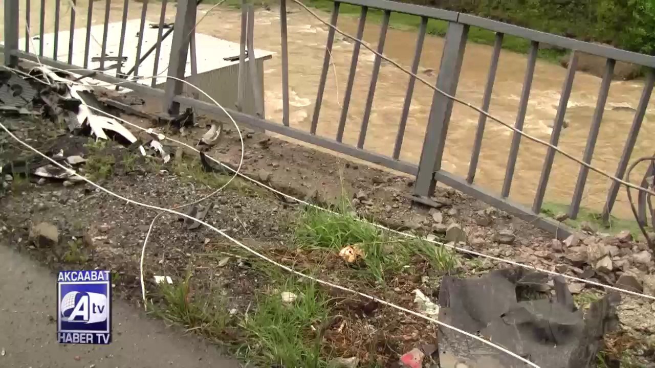 Akçaabat'ta meydana gelen kazada son model cip hurdaya döndü.