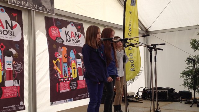 Les enfants lancent le Kan ar Bobl