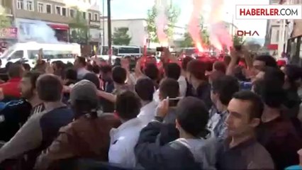 Fenerbahçeli Taraftar, Beşiktaş Kafilesini Karşıladı