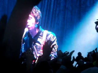 Oasis -  Half The World Away