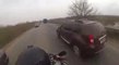 Un motard percute la portière d'un camion