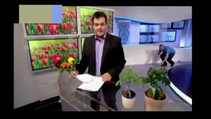 Trabajador de TV se lanza al suelo a lo 'Misión Imposible' para no aparecer al aire