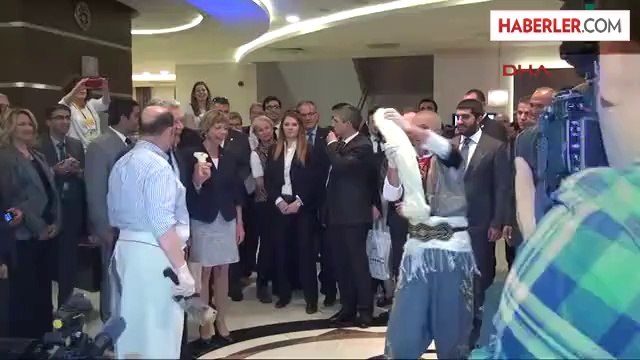 Almanya Cumhurbaşkanı Gauck, Satırla Dondurma Kesti