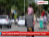 İşlek Caddede Bisiklet Üzerinde Omuzunda Kızını Taşıdı