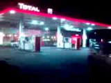 Tankstelle bei Nacht - Hord des Konsums