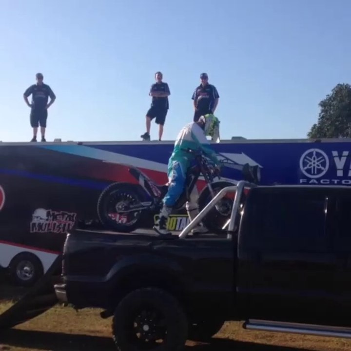 Backflip en moto sur un pickup