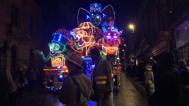 Carnaval des Gais Lurons à Vitré : un défilé nocturne haut en couleurs