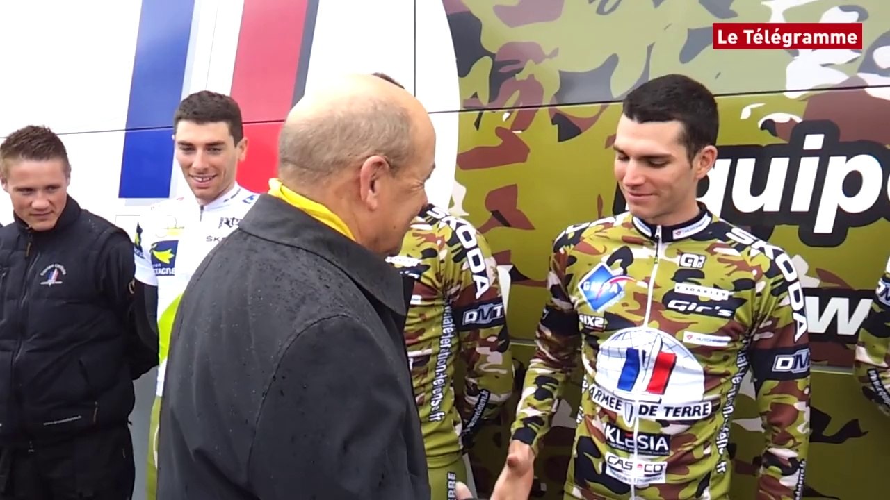 Tour de Bretagne. Jean-Yves Le Drian supporter de l'équipe ADT