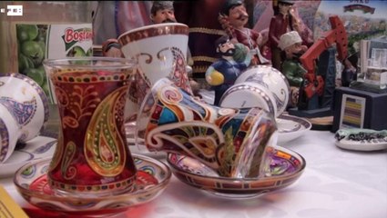 La Reina inaugura el bazar diplomático con fines benéficos .