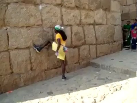 adam düz duvara tırmanıyor - takozovic.com