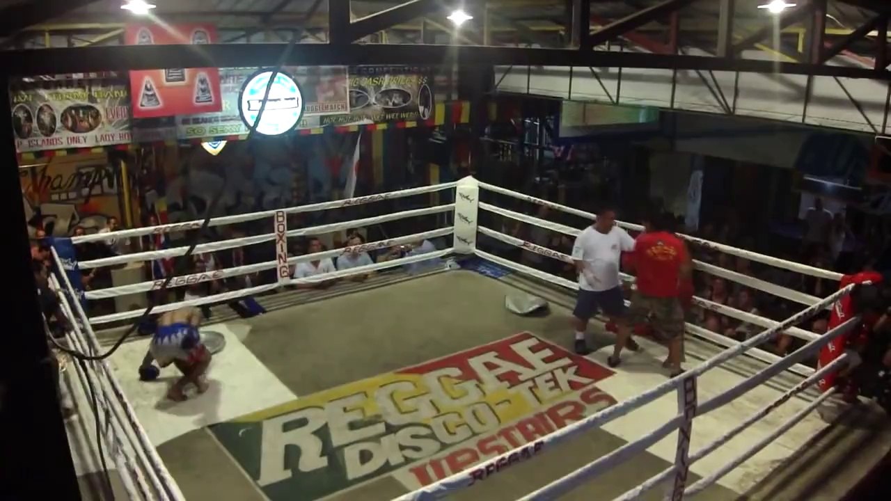 Baston : un combat de muay part en sucette