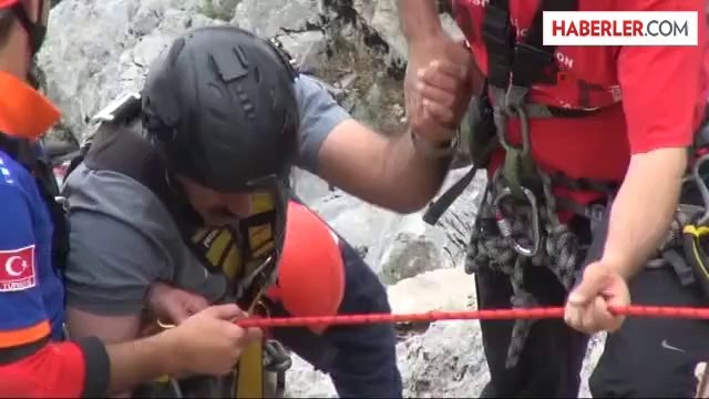 Uçuruma Düşmek Üzereyken Paraşütü Ağaca Takılan Kuveytli'yi Akut Kurtardı