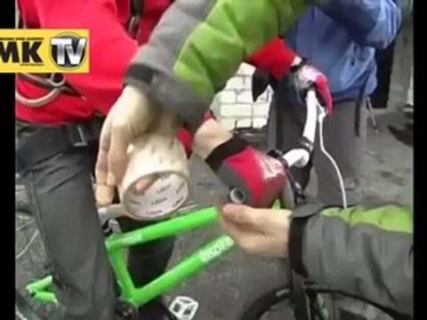 16 katlı binadan bisiklet üzerinde ipli atlayış