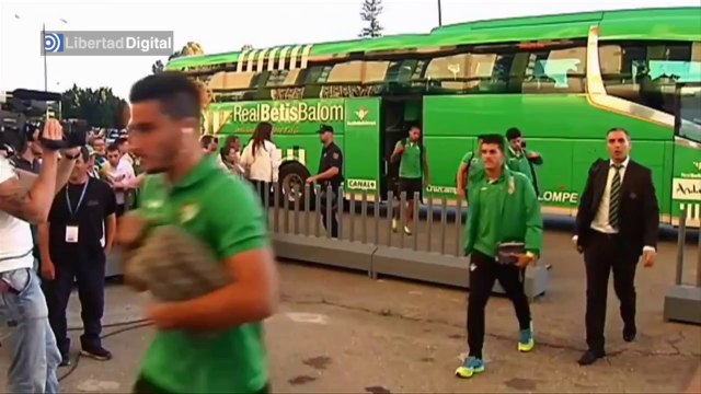 La afición del Betis carga contra la directiva y los jugadores