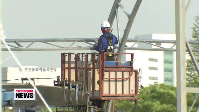 Mourners flock to Ansan Olympic Memorial Hall to offer their condolences (3)