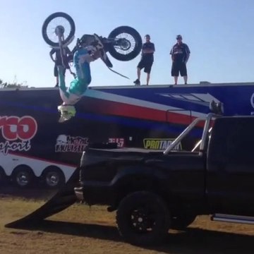 Trick de fou en Moto : Backflip qui atterrit dans un camion!